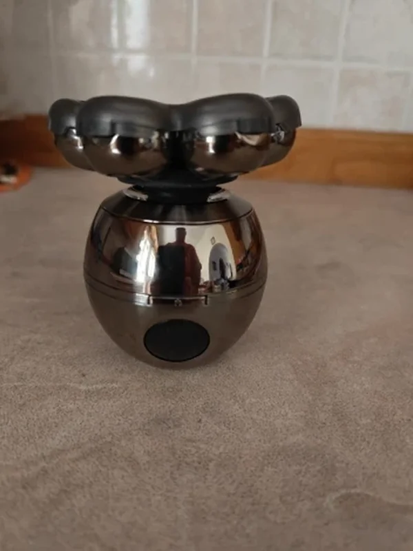 Rasoir posé sur une table, photo d'acheteur